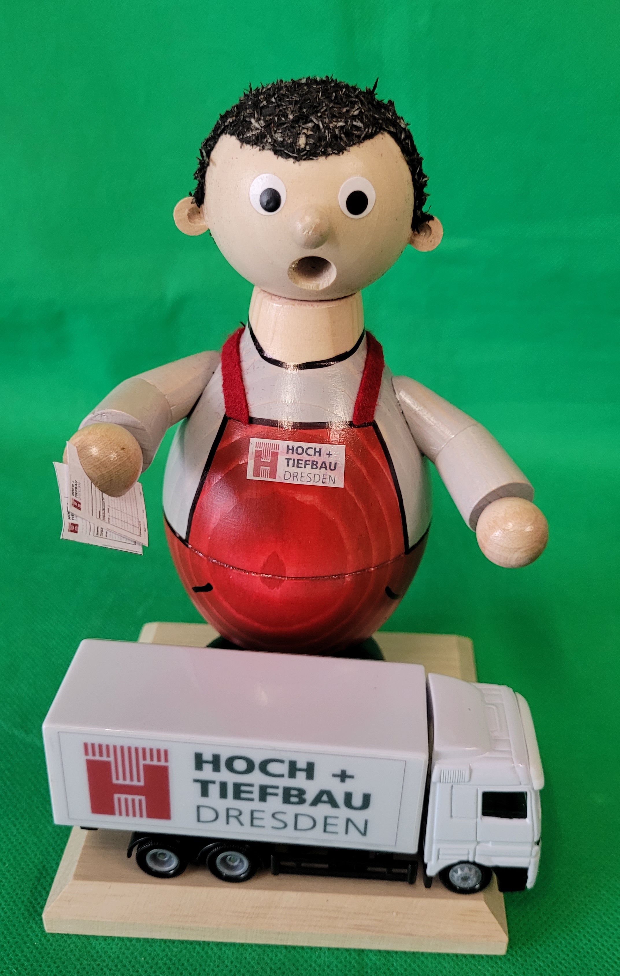 Mann-Hoch-und-Tiefbau-mit-LKW